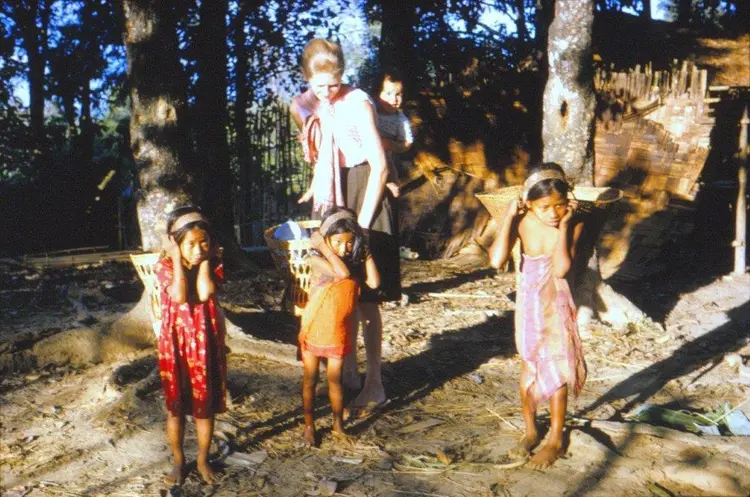 Pi. Hruaii with Nuii and other children